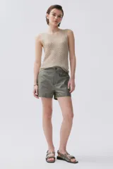 Top de red color beige, sin mangas y con escote en V.