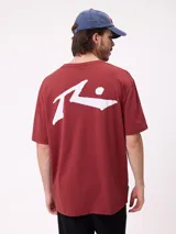 Remera de manga corta color blanco, con cuello redondo y logo de la marca Rusty estampado en pequeño en el pecho. Presenta un corte regular fit.