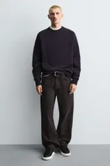 Zapatillas deportivas blancas de caña baja, con detalle de color negro en el talón y suela con volumen.