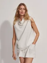 Musculosa color gris claro, de cuello alto y corte holgado.