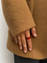 Anillo de resina con acabado perlado y diseño minimalista de banda ancha.