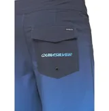 Boardshort Quiksilver Everyday 22" largo de baño con diseño degradé en tonos de azul, cintura fija con cordón ajustable y estampa de líneas laterales.