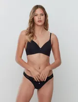 Bombacha tipo colaless de microfibra, con detalle de encaje floral en la cintura y aplique metálico central.