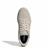 Championes Adidas modelo Breaknet 3.0, de diseño urbano en color beige con las icónicas tres tiras laterales en un tono ligeramente más oscuro. Presentan una suela de goma plana y una estructura de gamuza sintética con perforaciones en la puntera para mayor ventilación.
