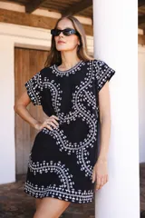 Remerón de lino y algodón color crema con bordado artesanal en hilo amarillo claro, de manga corta y corte recto.