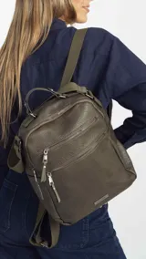 Mochila color beige de símil cuero con doble apertura superior con cierre. Incluye dos bolsillos al frente con cierres metálicos, asa rígida de mano y correa de galón. En la espalda correas de galón regulables.