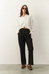 Pantalón de vestir blanco, de corte recto, con bolsillos laterales y traseros.