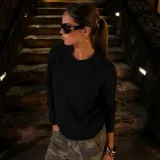 Sweater negro de punto con diseño de ochos sutiles, cuello redondo y mangas largas.