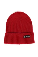 Gorro de lana tejido color lila con etiqueta negra con logo en el frente.