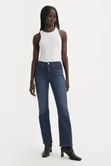 Jeans de tiro medio color azul oscuro, corte ajustado en la cadera y muslo, con pierna bootcut.