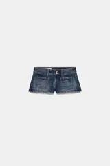 Shorts mini de denim azul oscuro con efecto lavado, tiro bajo, trabillas, cinco bolsillos (incluyendo bolsillos de plastrón en el delantero) y cierre frontal de cremallera y botones metálicos.