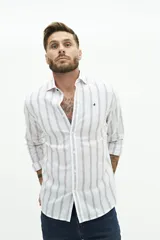 Camisa de manga larga de lino y algodón, color blanco con rayas verticales en tonos gris y beige. Presenta un corte semi slim y un pequeño logo bordado en el pecho.