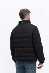 Campera puffer de nylon con diseño matelaseado, cuello alto y cierre frontal. Presenta un corte regular, bolsillos laterales con cierre y logo bordado en el pecho.