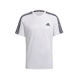 Remera Adidas blanca de corte clásico, con cuello redondo y mangas cortas. Presenta las tres rayas características de la marca en color negro en los hombros y el logo bordado en el pecho.