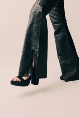 Sandalias de tacón alto color rojo, con plataforma y pulsera al tobillo.