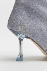 Botas de caña media Miista Marcela, confeccionadas en cuero estampado con diseño denim desgastado y punta afilada. Presentan un taco acampanado de lucite transparente.