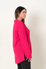 Blusa oversize fucsia con cuello camisero y mangas largas.