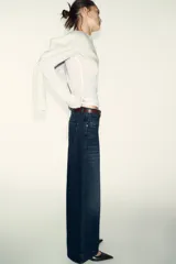 Jeans de tiro alto, color azul oscuro lavado, con pernera ancha y cinco bolsillos.