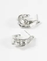 Aros plateados con forma de C y textura irregular.
