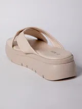 Sandalias negras con plataforma de 3 cm y tiras anchas cruzadas.