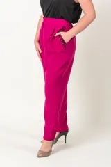 Pantalón fucsia de crepe con bolsillos laterales con detalle de paillettes.