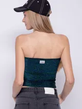 Top strapless de tela brillante a rayas azules y verdes.