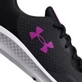Championes de running Under Armour Charged Pursuit 3, color negro con logo y detalles en violeta, entresuela blanca con tecnología Charged Cushioning y capellada de malla.