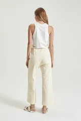 Pantalón de pierna recta color crema con elástico en la cintura.