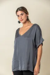 Blusa gris de seda viscosa con escote en V y mangas cortas.