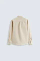 Camisa celeste a rayas verticales, de corte relaxed fit, confeccionada en lino y algodón. Tiene cuello abotonado, manga larga con puños abotonados, bolsillo de parche en el pecho y cierre frontal con botones.