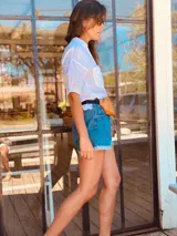 Riñonera de cuero color marrón claro con cierre superior y correa ajustable.