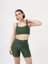 Short tipo biker de tiro alto, confeccionado en tejido elástico de secado rápido, ideal para actividades deportivas.