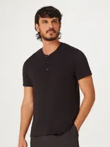 Camiseta azul con cuello henley y tapeta de tres botones.