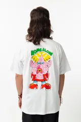 Remera blanca de algodón con estampa en la espalda de un personaje de la película "Home Alone" con el texto "Home Alone".