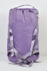 Bolso mochila azul grisáceo con múltiples bolsillos y correas ajustables.