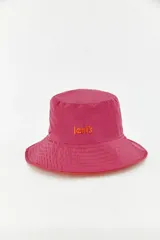 Gorro tipo bucket color fucsia con logo de Levi's bordado en naranja.