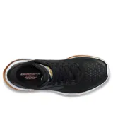 Championes de running Saucony Endorphin Shift 3, color negro con detalles en blanco y dorado.