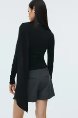Top de manga larga de punto elástico color negro, con escote bote, detalles fruncidos en el busto y lateral, y una tira ancha colgante en la cintura.