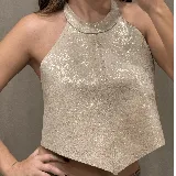 Top halter de cuero plateado con acabado metalizado, diseño estructurado con costura central vertical y bajo en punta.