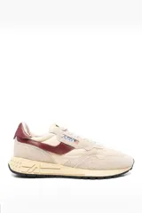 Championes Autry modelo Reelwind Low, color crema con detalles en borgoña.