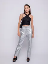 Top negro al cuerpo sin mangas con escote halter y cut-out en el pecho. Confeccionado en tela con destellos metálicos.