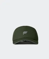 Gorro tipo gorra deportivo verde militar con logo reflectante en el frente y ribete reflectante en la visera.