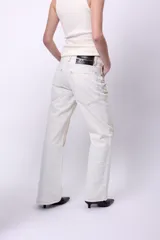 Pantalón de jean tipo wide leg con efecto de lavado degradado en tonos beige y blanco. Presenta tiro medio, corte recto y amplio, con costuras reforzadas.