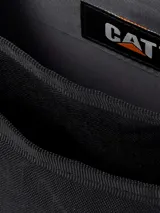 Bolso bandolera pequeño de color negro con diseño utilitario, cuenta con solapa frontal con cierre de hebilla, logo de la marca y correa ajustable para el hombro.