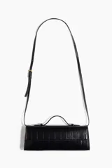 Cartera rectangular de diseño estructurado con acabado brillante y textura de piel de animal. Cuenta con una solapa frontal con cierre magnético, un asa superior fija y una correa larga ajustable y extraíble.