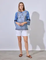 Blusa estampada de manga 3/4 con aplique de puntilla en las mangas.