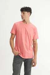 Remera básica color blanco de corte clásico y mangas cortas.