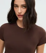 Blusa cropped de Blue Steel, confeccionada en algodón con elastano. Presenta cuello redondo, mangas cortas y un diseño básico ajustado al cuerpo.