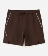 Bermuda deportiva de corte corto, color marrón oscuro, confeccionada en tejido técnico liviano y de secado rápido. Cuenta con cintura elástica con cordón de ajuste y bolsillos laterales con detalle de vivo contrastante.
