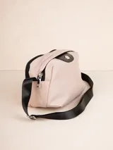 Cartera bandolera negra de nylon con correa ajustable. Tiene dos compartimentos principales con cierre y un bolsillo frontal con cierre.